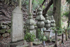 4基の塚と板碑