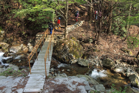 渓谷荘へ川を渡る