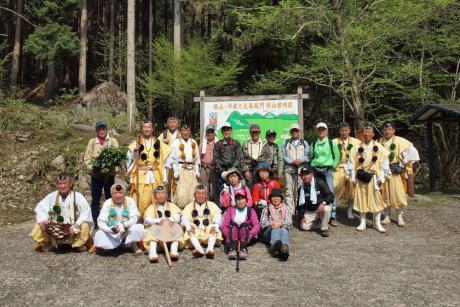 登山道口で記念撮影